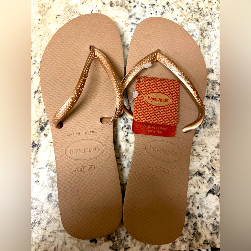NWT Havaianas Gold Flip Flops